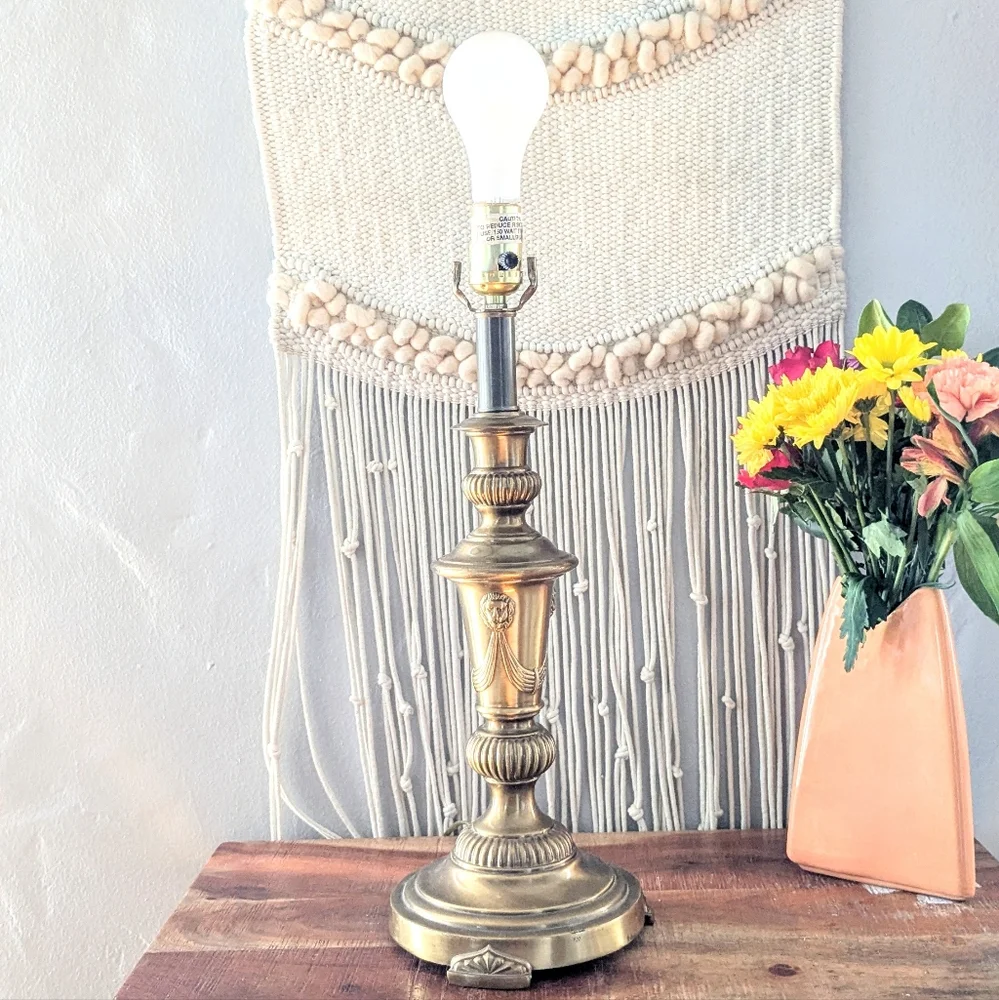 Vintage Brass Lamp with Lion Heads – Three-Way Switch – Elegant & Timeless